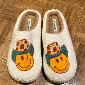 Aeropostale White Smiley Face Slippers